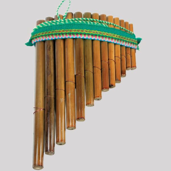 Instrument à tubes en bois clair liés par un ruban vert et bleu