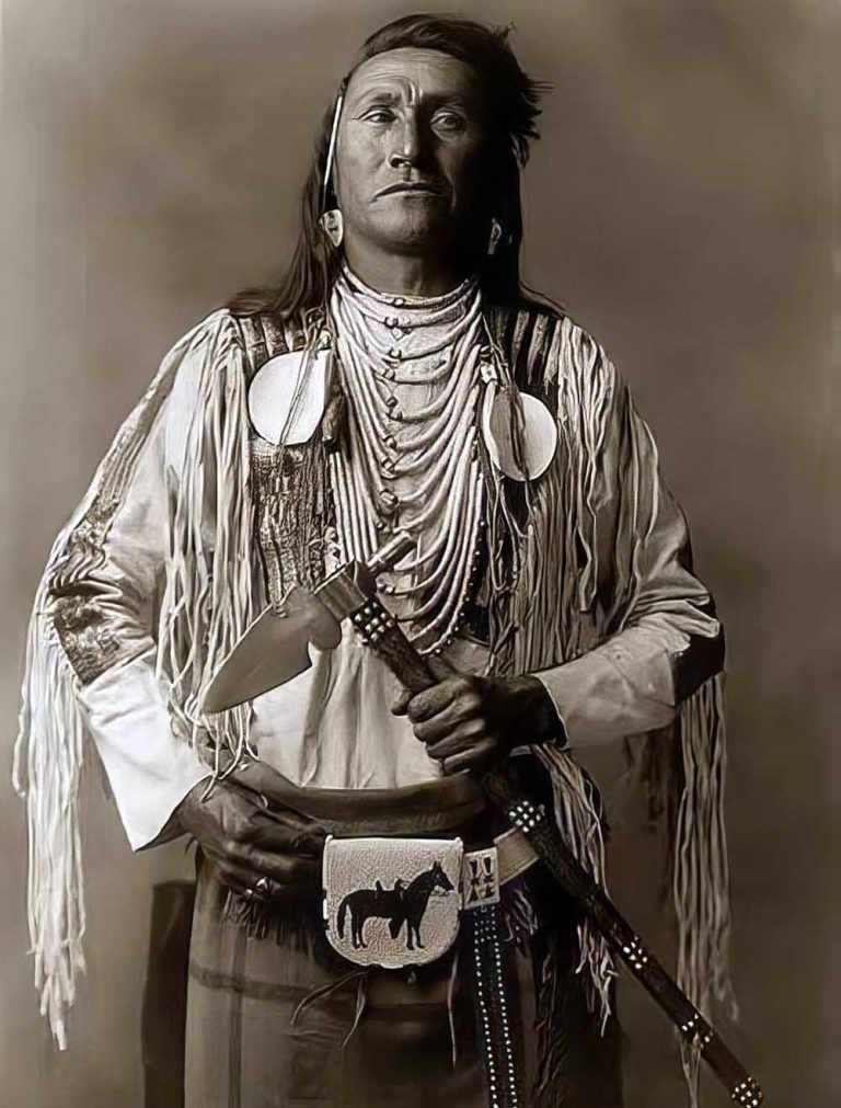 Figurine Pygmée Amérindien Avec Armes, Chapeau Et Collier - Statuette Artisanale Réf A37 - Occasion