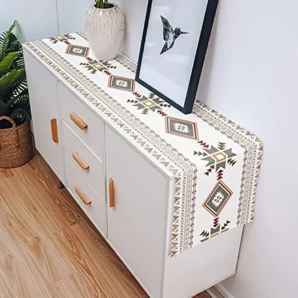 Textile décoratif aux motifs du Sud-Ouest retombant sur le côté